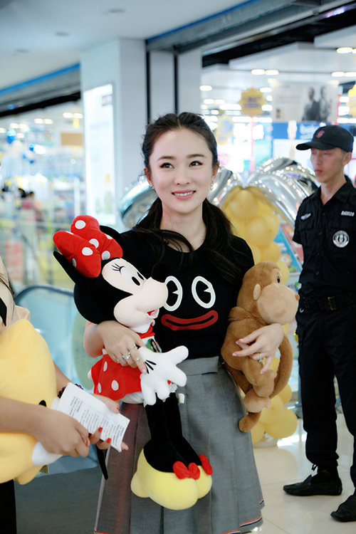 霍思燕抱米妮笑靥如花-2