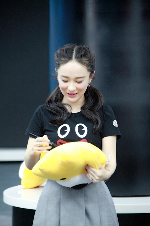 霍思燕为粉丝签名