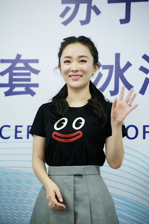 霍思燕与粉丝们打招呼