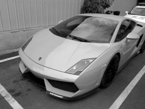 沈阳:兰博基尼车主不舍得打孔 透明胶带粘号牌