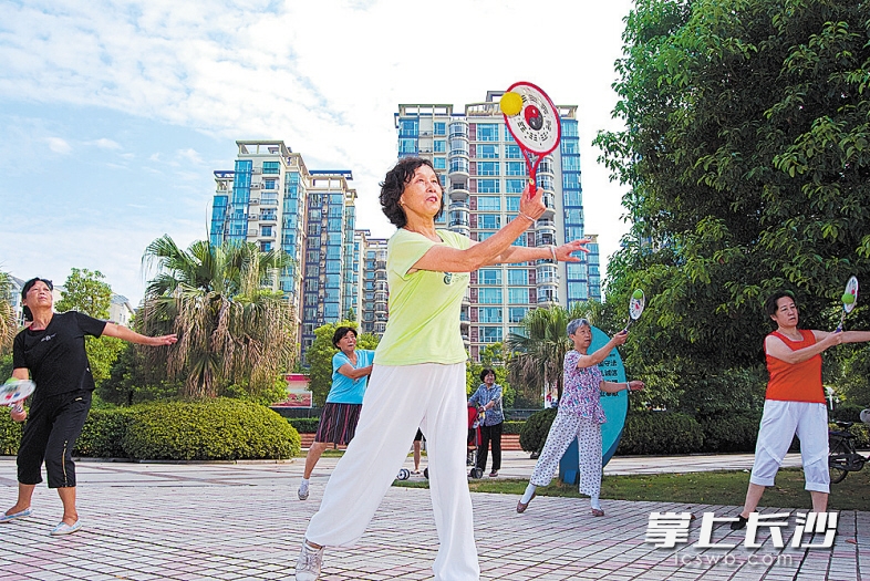 岳麓居民在小区内晨练太极球。胡丹 摄
