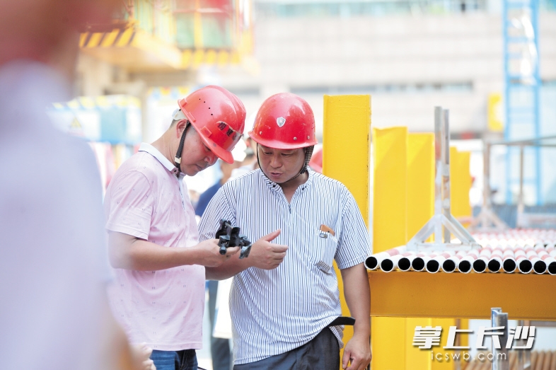 昨日，建筑施工钢管、扣件专项整治观摩会现场，建筑行业专家、施工单位负责人详细记录、交流。长沙晚报记者 李锋 摄