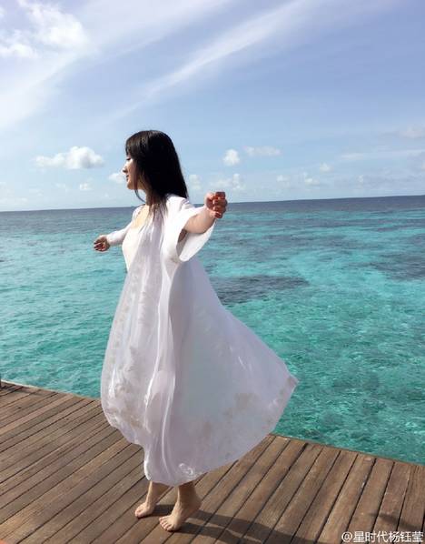 仙气飘飘!45岁杨钰莹海边游玩似少女
