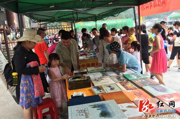 免费盖风景戳 武陵源增设邮政服务点受欢迎