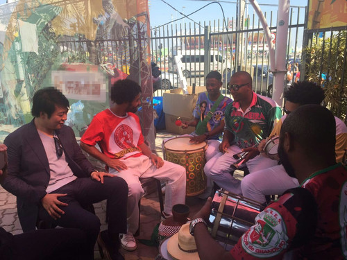 郎朗和里约民间乐队互动