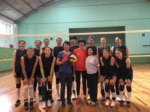 郎朗母子和女排队员合影