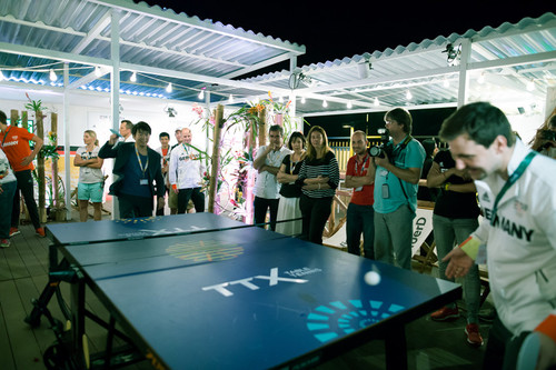 郎朗与波尔切磋乒乓球