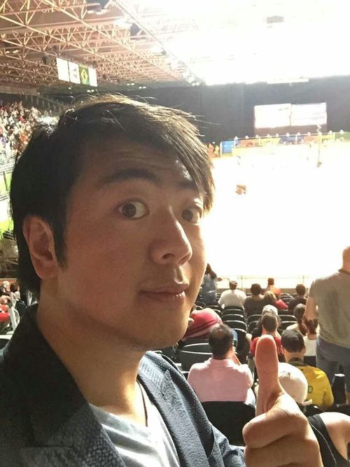 郎朗在球场自拍