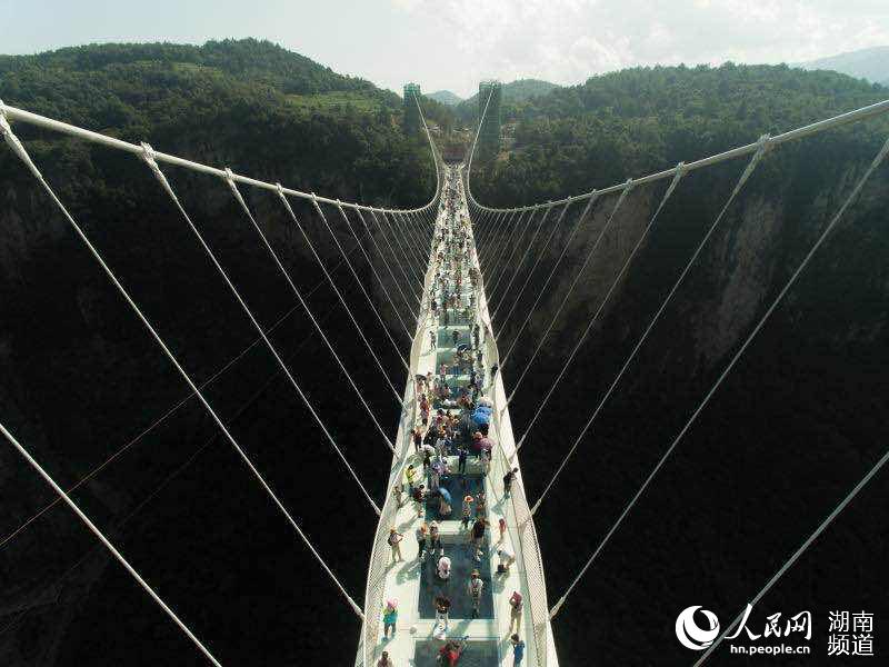 张家界大峡谷玻璃桥成功试运行 八千游客体验“云端漫步”【3】