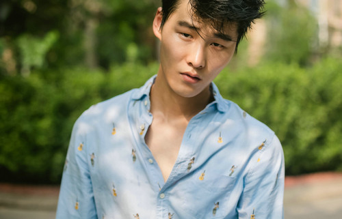 李振专情凝视