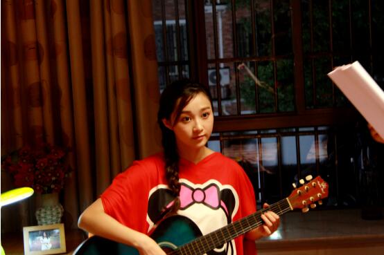 曾丽瑶弹吉他.jpg