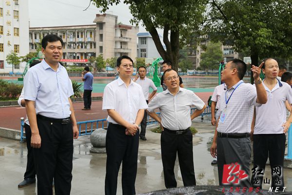 龙山县委副书记、代理县长刘冬生深入城区学校进行调研