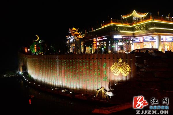 看戏逛街品美食 武陵源城区“夜游”火爆