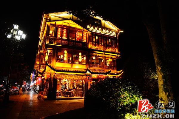 看戏逛街品美食 武陵源城区“夜游”火爆