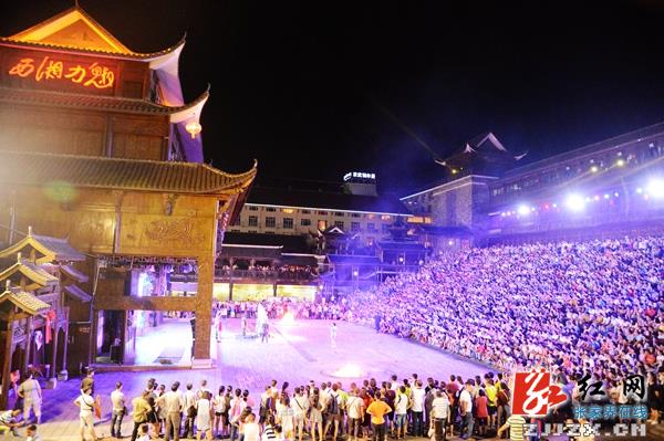 看戏逛街品美食 武陵源城区“夜游”火爆