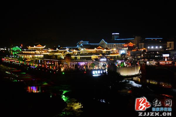 看戏逛街品美食 武陵源城区“夜游”火爆