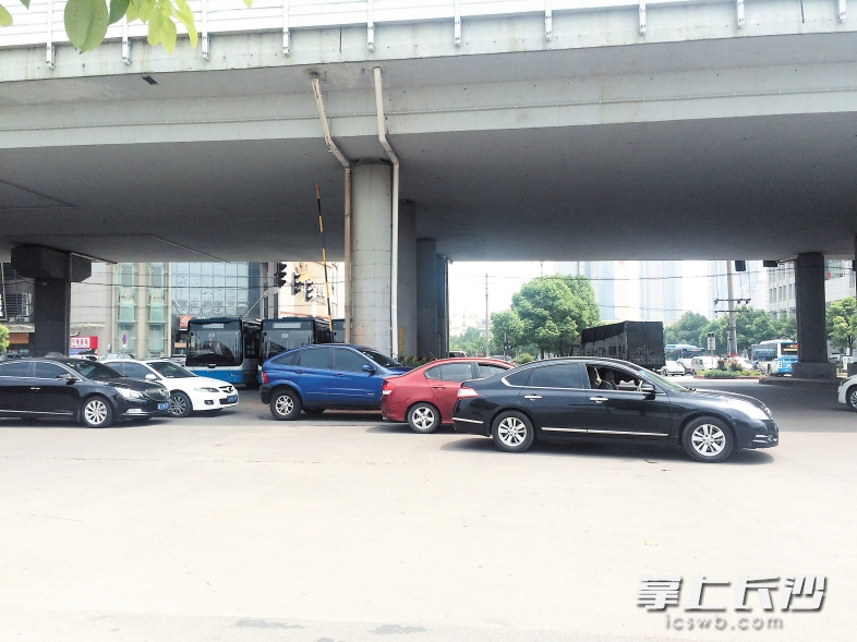 昨日，在东二环桥下路面与火炬路交会路口，由于路面上的停止线被磨损得消失了，等红绿灯的车辆有的已经停到了路口中间。 长沙晚报记者 聂映荣 实习生 李沁昕 摄影报道