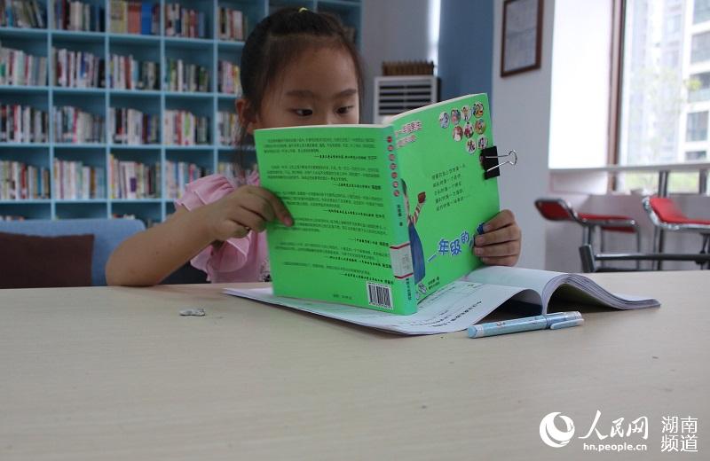 小朋友下课后到社区文化站看书学习。