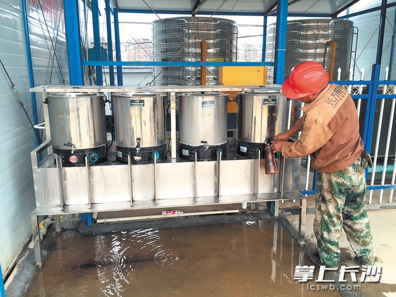 为了防止农民工使用热得快，长沙工地在农民工宿舍内取消了电源插座，而是配备24小时热水房。长沙晚报记者 陈焕明 摄