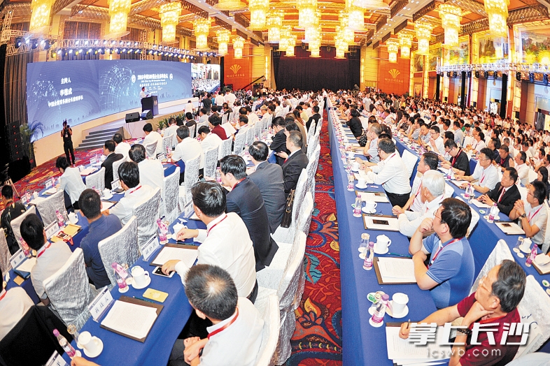 昨日，2016中国500强企业高峰论坛在长沙举行，并发布了2016中国企业500强榜单。 长沙晚报记者 王志伟 邹麟 摄影报道
