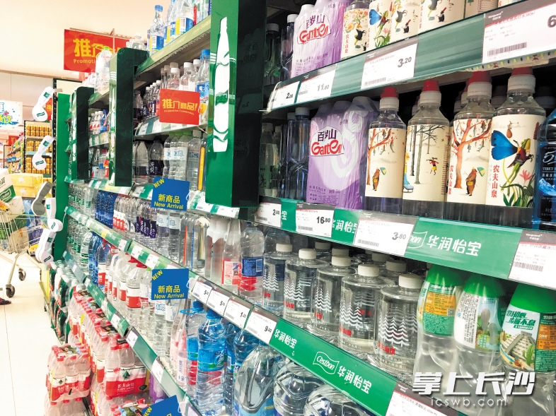 如今瓶装水纷纷拼颜值、拼高端，超市货架亮眼了不少。 长沙晚报记者 李金 摄