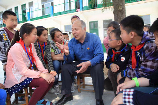 编外雷锋团团长宋清梅正在向小学生讲述雷锋的先进事迹 分享到新浪微博