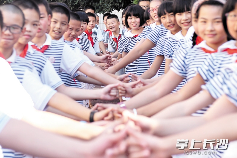 昨日，蓉园小学开学典礼上，孩子们表演文明礼仪操，相互拉钩表示要遵守文明承诺。长沙晚报记者 黄启晴 摄