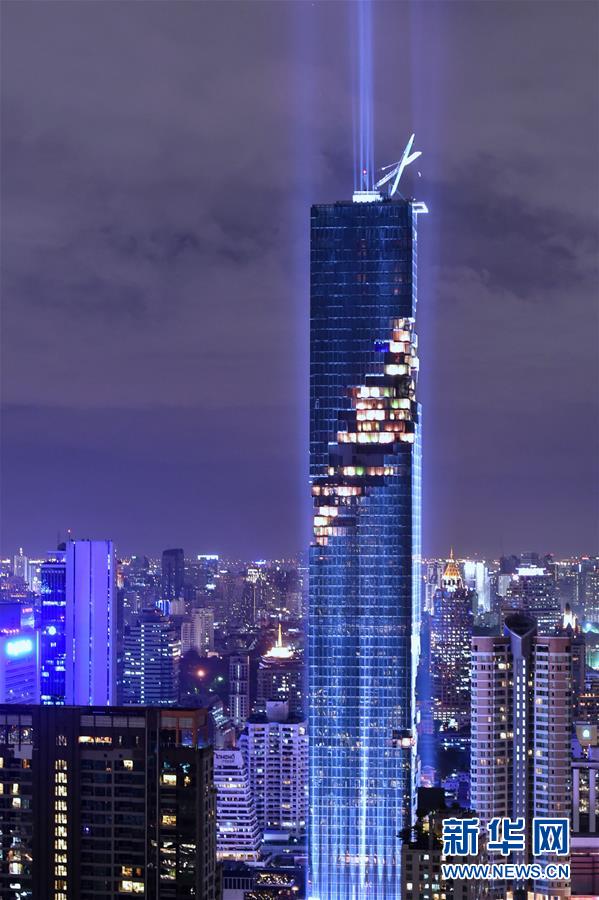泰国新第一高楼竣工 举行灯光秀