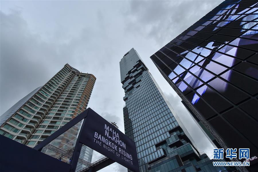 泰国新第一高楼竣工 举行灯光秀