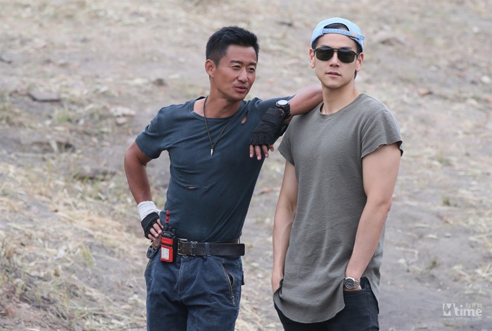 吴京《战狼2》晒脱皮 彭于晏探班演绎“最萌肤色差”_娱乐频道_红网