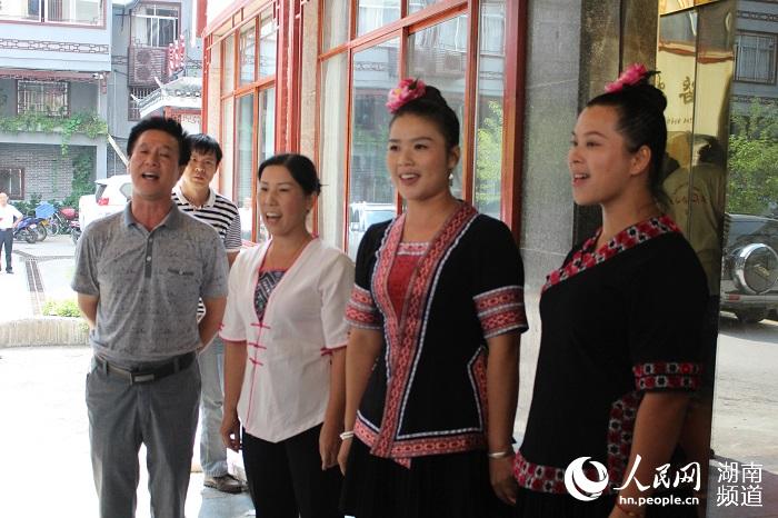 皇都侗文化村歌舞团的团长欧俊楼与团员们演唱《侗乡情》