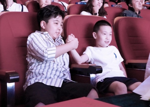 王少雍与小伙伴亲密互动