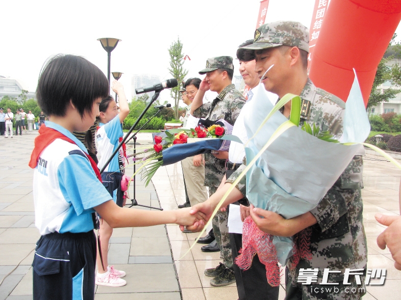 军民鱼水情谊深，图为长沙少先队员送别完成今年7月在湖南参加抗洪抢险任务的部队官兵。
