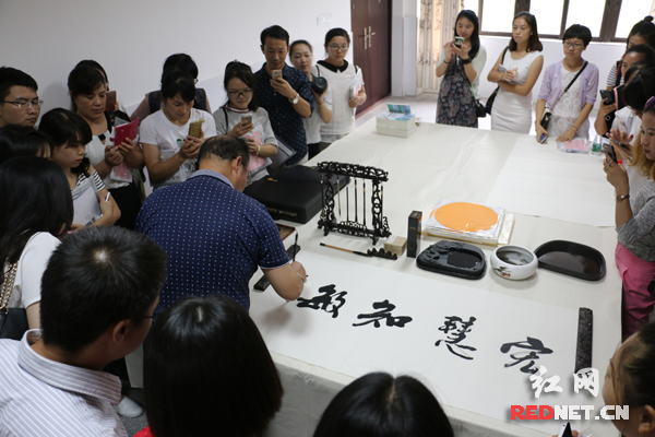 李再湘书法教育工作室挂牌 倡导书法特色教育