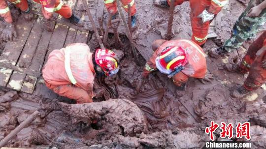 云南玉溪一矿山采石场发生山体滑坡致一死一伤（图）