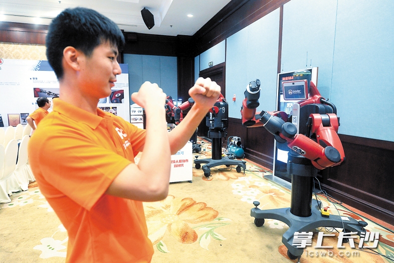 　　昨日上午，2016中国（长沙）智能制造峰会机器人分论坛现场，瑞森可智能协作机器人吸引了众人纷纷参与互动。　　长沙晚报记者 王志伟 摄