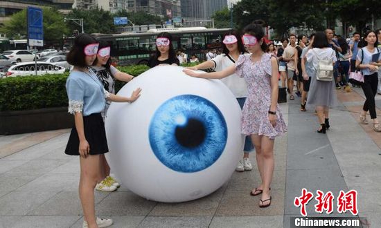 广州闹市“摸眼球”活动引关注呼吁关爱眼睛健康