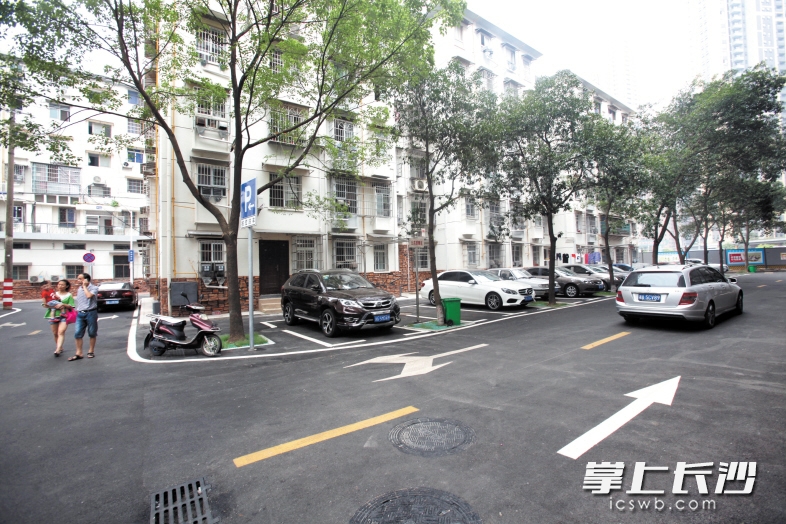 拆除围墙后的陈家湖小区内，道路四通八达。 长沙晚报记者 周和平 摄