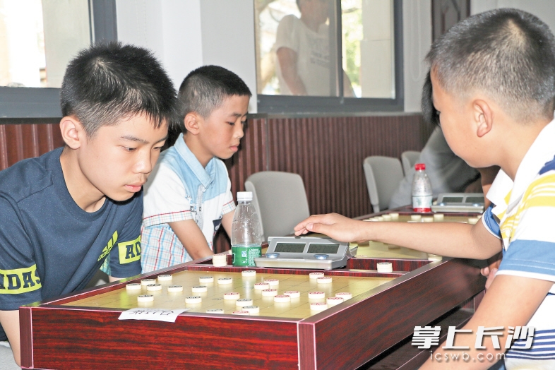 　　2016年湖南省第23届中小学生象棋锦标赛在蓝天小学举行，该校获得团体第一名。图为学生在比赛中。徐肖松 摄