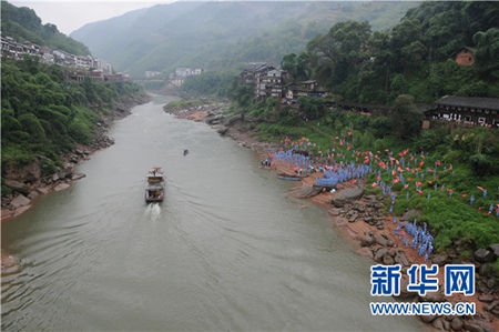 Huge flash mob recreates famous Long March battle in Guizhou