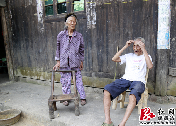 康复中的胡超凡老人(右 彭伟 摄