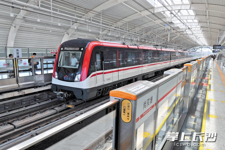 一列地铁列车行驶在1号线尚双塘站附近。今年6月28日，长沙地铁1号线正式开通投入试运营，标志着长沙地铁迎来了“换乘时代”。长沙晚报记者 王志伟 摄