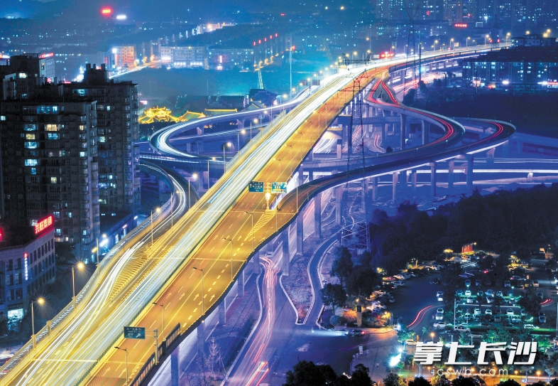 夜色中的万家丽路高架桥上流光溢彩，熠熠生辉，彰显着这座城市的发展速度。 长沙晚报记者 王志伟 摄