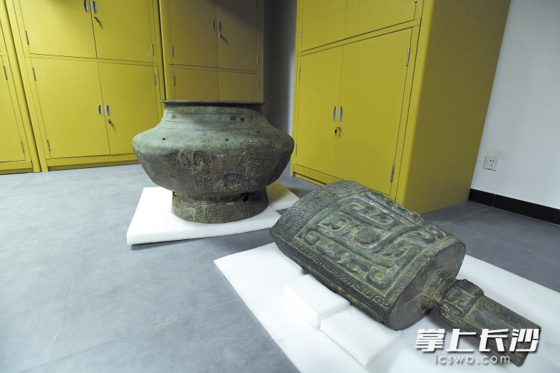 ↑静静地躺在博物馆库房里的“瓿王”和商兽面云纹铜铙。