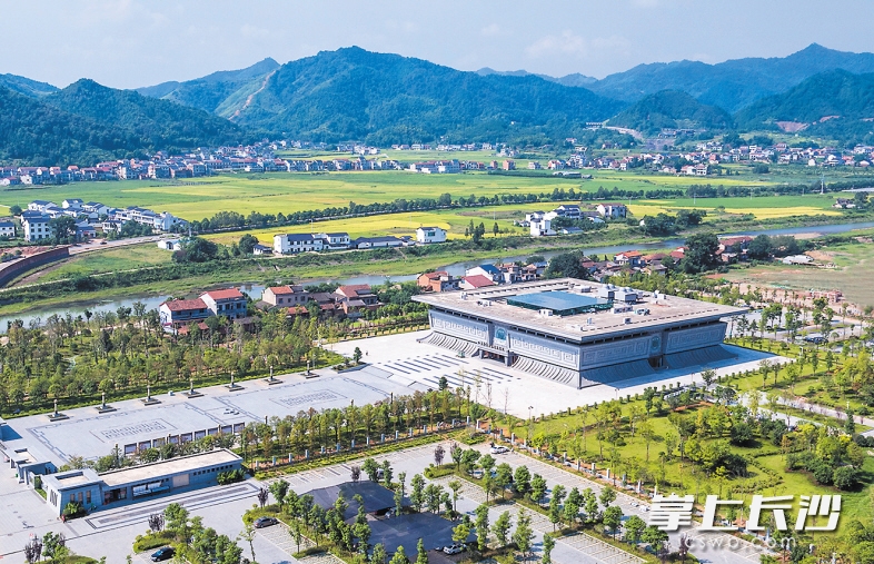 ↑昨日，俯瞰青山绿水包裹中以四羊方尊为原型设计的炭河里青铜博物馆，中国南方青铜文化中心风采一览无余。均为长沙晚报记者 邹麟 摄