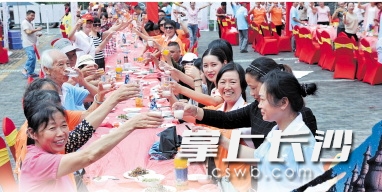 桥驿镇中秋百家和孝团圆宴现场，众人一起分享中秋团聚的喜悦。