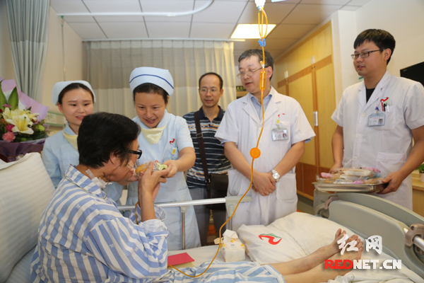 暖心:湖南省肿瘤医院医生护士给病人做月饼