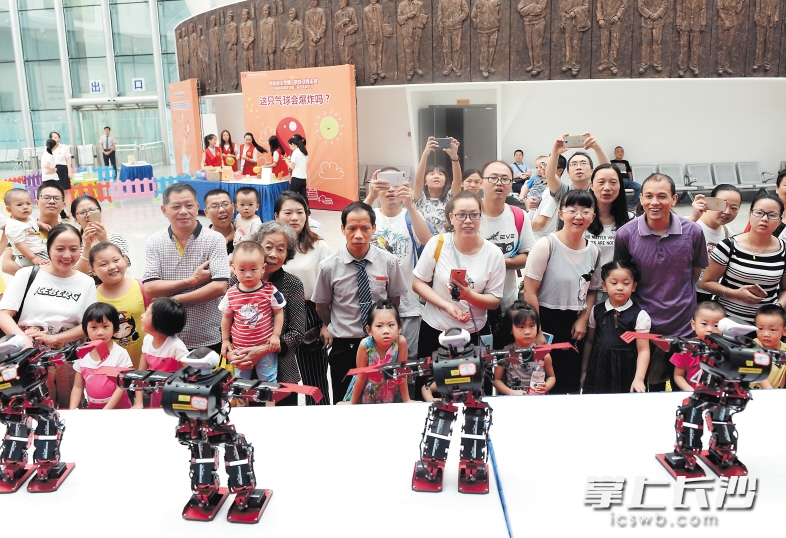 昨日上午，在省科技馆，家长带着孩子观看机器人舞蹈。长沙晚报记者 邹麟 摄
