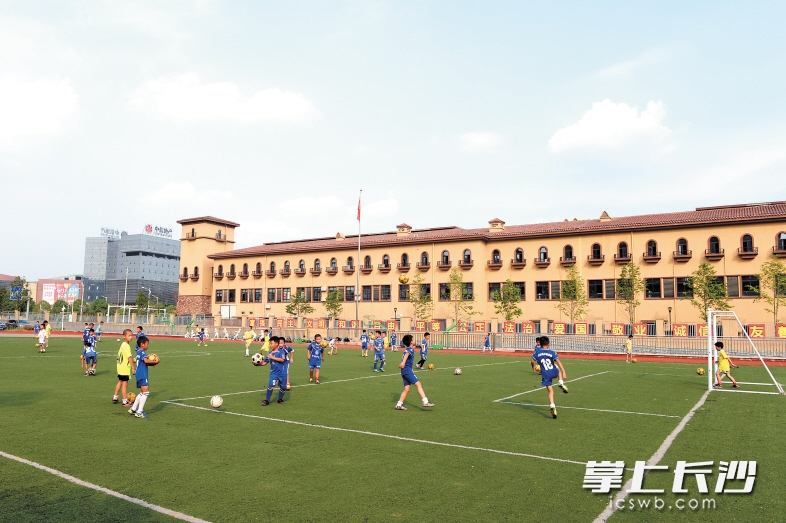 五年来，长沙市共新建或扩建中小学150多所，新增学位19万多个。图为天心区青园中信小学操场，学生们正开心地练习踢球。 长沙晚报记者 邹麟 摄