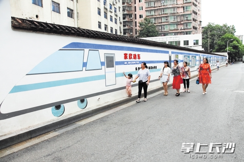 在芙蓉区杨家山社区，一列“平安动车”跃然墙上，生活安全知识、家庭用电常识等一目了然，让市民行步间感受平安文化的扑面而来。 长沙晚报记者 陈飞 摄